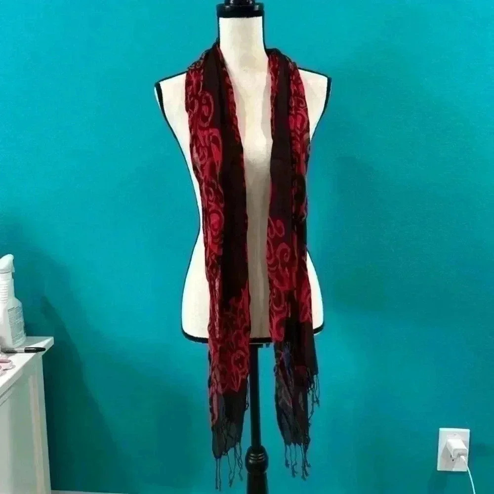 Red accent scarf